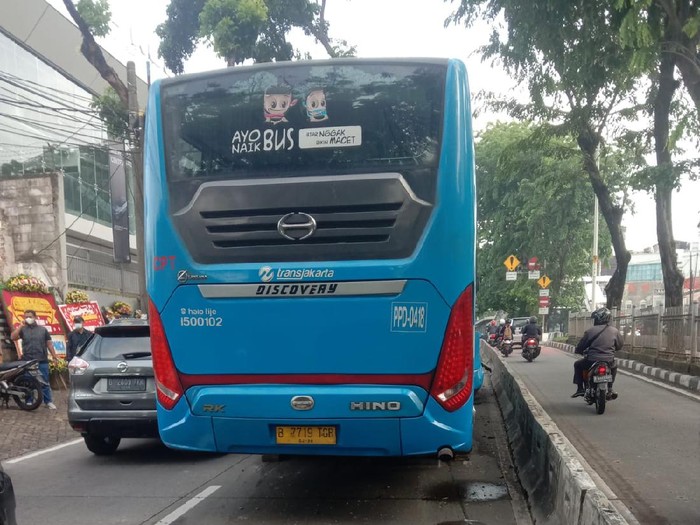 Bus TransJakarta tabrak separator (dok. Twitter TMC Polda Metro Jaya)