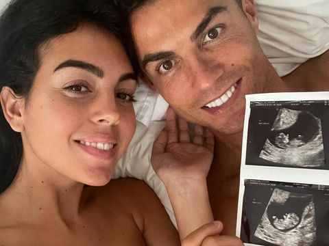 Cristiano Ronaldo dan Georgina Rodriguez saat memperlihatkan Hasil USG Anak Kembarnya (Tangkapan Layar Instagram @georginagio)