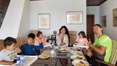 Momen Romantis Cristiano Ronaldo dan Georgina Saat Makan Bersama