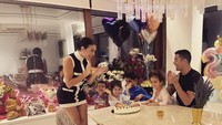 Keluarga harmonis ini juga pernah merayakan ulang tahun Georgina dengan sukacita. Georgina tampak bahagia mendapatkan surprise kue yang cantik. Foto: Instagram @cristiano @georginagio