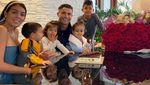 Momen Romantis Cristiano Ronaldo dan Georgina Saat Makan Bersama