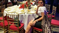 Makan malam di sebuah perayaan, begini cantiknya Georgina yang sedang duduk di meja makan. Foto: Instagram @cristiano @georginagio