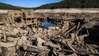 Waduk desa mereka perlahan mulai surut dan mengungkapkan garis besar dari tempat yang dulunya merupakan daerah yang hidup.  