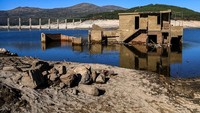 Salah satu bangunan desa Aceredo yang terendam terlihat muncul di sungai Lima, Lobios, Ourense, Spanyol, Rabu (27/10/2021).  