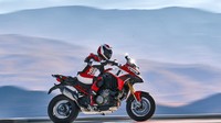 Mengambil basik dari Multistrada V4 S, edisi Pikes Peak ini dirancang dengan semangat menjadikan motor adventure ala Multistada, menjadi siap dipakai melibas sirkuit. Ducati memberikan sedikit ubahan pada rancangan posisi duduk Multistarada V4 Pikes Peak, sehingga posisi berkendaranya menjadi lebih pas untuk kebutuhan trek. Selain itu, Multistarada V4 Pikes Peak menggunakan pelek aluminium berukuran 17 inci. Foto: dok. Ducati