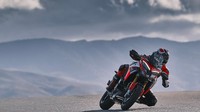 Dilansir dari Autoblog, Ducati akan mulai menjual Multistarada V4 Pikes Peak ini pada Februari 2022. Harga Ducati Multistrada V4 Pikes Peak ini dibanderol mulai dari USD 28.995 atau setara dengan Rp 411 jutaan. Namun perlu diketahui, bahwa harga tersebut adalah harga Ducati secara global. Foto: dok. Ducati