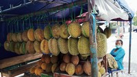 Buah tersebut dijajakan warga dari Kecamatan Kemalang, Jatinom, dan Karangnongko yang merupakan sentra buah durian di lereng Gunung Merapi wilayah Klaten.