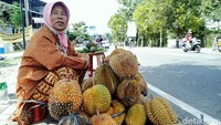 Para pedagang menunggu pembeli dengan duduk santai di lapaknya Jalan Sulawesi dan Mayor Kusmanto