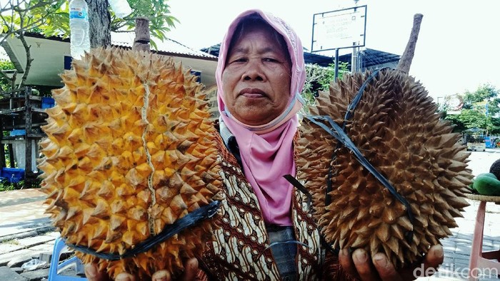 Musim durian telah tiba. Pedagang di lereng Gunung Merapi pun mulai menjajalan buah beraroma menggoda itu di pusat kota Klaten.