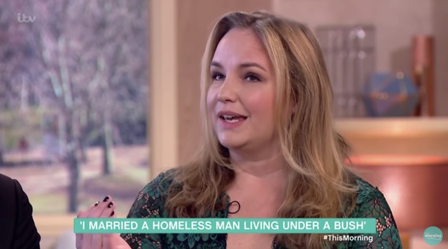 Adalah wanita bernama Emmy Abrahamson yang jatuh cinta pada seorang pria gelandangan bernama Vic Kocula. Seperti dikutip dari The Sun, Emmy adalah seorang aktris kelahiran Swedia yang kerap berpergian ke berbagai negara mengikuti ayahnya yang bekerja sebagai jurnalis asing. Emmy yang lahir dari keluarga berkecukupan bisa lima bahasa dan merupakan lulusan dari sebuah sekolah akting di London. Foto: Dok. This Morning ITV