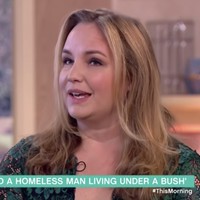 Adalah wanita bernama Emmy Abrahamson yang jatuh cinta pada seorang pria gelandangan bernama Vic Kocula. Seperti dikutip dari The Sun, Emmy adalah seorang aktris kelahiran Swedia yang kerap berpergian ke berbagai negara mengikuti ayahnya yang bekerja sebagai jurnalis asing. Emmy yang lahir dari keluarga berkecukupan bisa lima bahasa dan merupakan lulusan dari sebuah sekolah akting di London. Foto: Dok. This Morning ITV