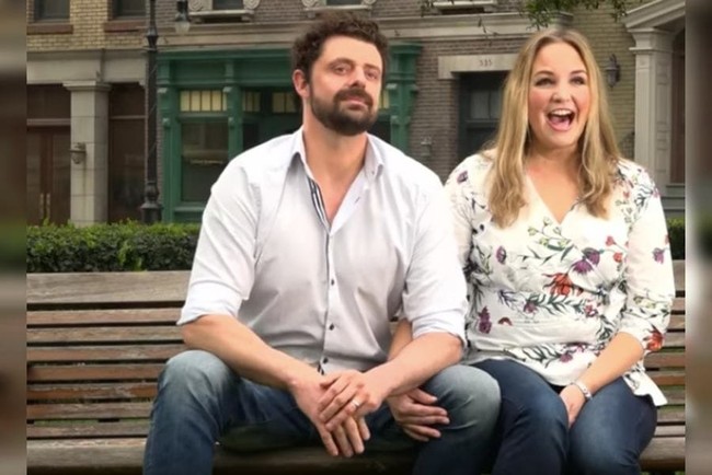 Pada suatu hari saat tengah berada di salah satu taman di Amsterdam, Emmy melihat Vic tengah tertidur nyenyak dengan pakaian dan rambutnya yang kotor. Setelah melihat Vic bangun dari tidur, Emmy merasa terpesona melihat keindahan mata pria gelandangan tersebut yang berwarna cokelat. Keduanya kemudian mengobrol dan ada chemistry instan. Setelah 10 menit mengobrol, Emmy setuju untuk bertemu Vic di bangku yang sama seminggu kemudian untuk berkencan. Foto: Dok. Facebook