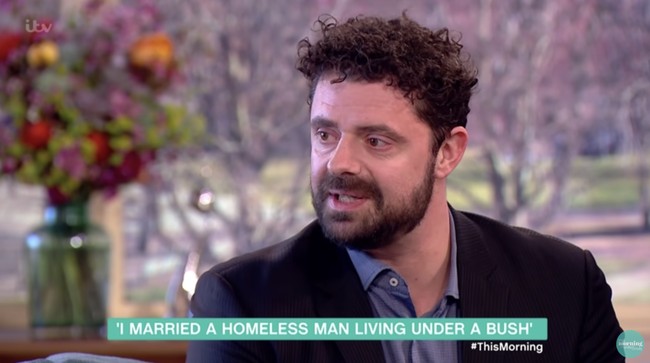 Vic sendiri ternyata adalah seorang pria berkebangsaan Amerika yang telah backpacking ke seluruh Eropa dan kehabisan uang. Ia pun tak bisa kembali ke Amerika dan terpaksa tidur di jalan. Vic juga mengemis dan meminta uang di jalanan, hingga akhirnya ia menjadi seorang pecandu alkohol. Nasibnya berubah 180 derajat setelah bertemu Emmy. Foto: Dok. This Morning ITV