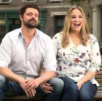 Pada suatu hari saat tengah berada di salah satu taman di Amsterdam, Emmy melihat Vic tengah tertidur nyenyak dengan pakaian dan rambutnya yang kotor. Setelah melihat Vic bangun dari tidur, Emmy merasa terpesona melihat keindahan mata pria gelandangan tersebut yang berwarna cokelat. Keduanya kemudian mengobrol dan ada chemistry instan. Setelah 10 menit mengobrol, Emmy setuju untuk bertemu Vic di bangku yang sama seminggu kemudian untuk berkencan. Foto: Dok. Facebook