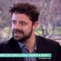 Vic sendiri ternyata adalah seorang pria berkebangsaan Amerika yang telah backpacking ke seluruh Eropa dan kehabisan uang. Ia pun tak bisa kembali ke Amerika dan terpaksa tidur di jalan. Vic juga mengemis dan meminta uang di jalanan, hingga akhirnya ia menjadi seorang pecandu alkohol. Nasibnya berubah 180 derajat setelah bertemu Emmy. Foto: Dok. This Morning ITV