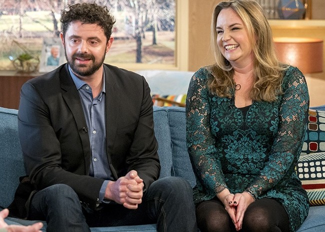 Lebih dari satu dekade kemudian, pasangan ini berbagi kisah cinta mereka yang menakjubkan di sebuah acara televisi. Mereka pun telah menikah dan memiliki anak kembar berusia enam tahun yang diberi nama Desa dan Til. Emmy juga menuliskan romansanya dengan Vic ini dalam buku berjudul How To Fall In Love With A Man Who Lives In A Bush. Foto: Dok. Facebook