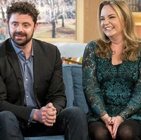 Lebih dari satu dekade kemudian, pasangan ini berbagi kisah cinta mereka yang menakjubkan di sebuah acara televisi. Mereka pun telah menikah dan memiliki anak kembar berusia enam tahun yang diberi nama Desa dan Til. Emmy juga menuliskan romansanya dengan Vic ini dalam buku berjudul How To Fall In Love With A Man Who Lives In A Bush. Foto: Dok. Facebook