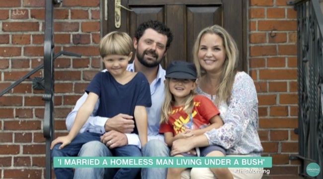 Kini dia hidup bahagia bersama wanita yang ditemuinya di taman saat dirinya menjadi gelandangan. Emmy mengatakan saat dia menceritakan kisah cintanya ini pada anak-anaknya, mereka menertawakannya. Foto: Dok. This Morning ITV