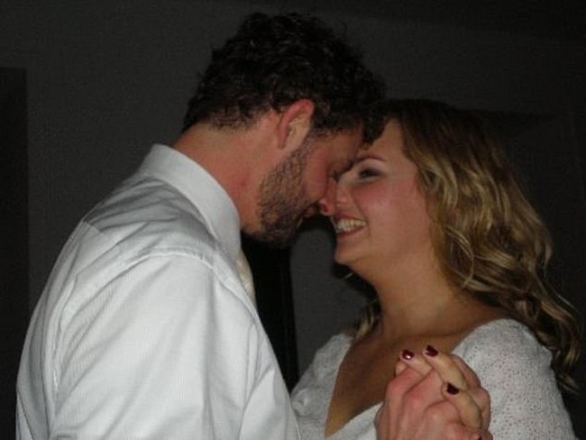 Saya langsung bisa melihat dia kehilangan tempat tinggal karena dia sangat kotor dan begitu pula dengan tangan serta kuku jarinya. Kami mulai mengobrol dan saya menyadari bahwa ia memiliki mata cokelat terindah yang pernah saya lihat dan ia membuat saya tertawa, jelas Emmy. Foto: Dok. Facebook