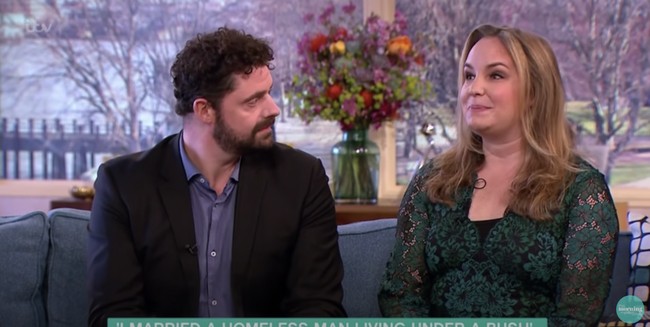 Ketika Emmy harus kembali ke tempat tinggalnya di Vienna, Austria, ia khawatir tak akan pernah melihat Vic lagi. Tapi, tiga minggu kemudian Vic menghubungi Emmy untuk mengatakan bahwa ia telah berhasil ke Austria untuk bertemu dengan Emmy. Foto: Dok. This Morning ITV