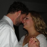 Saya langsung bisa melihat dia kehilangan tempat tinggal karena dia sangat kotor dan begitu pula dengan tangan serta kuku jarinya. Kami mulai mengobrol dan saya menyadari bahwa ia memiliki mata cokelat terindah yang pernah saya lihat dan ia membuat saya tertawa, jelas Emmy. Foto: Dok. Facebook