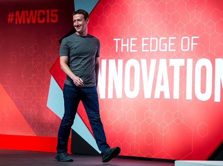 Facebook Ganti Nama Jadi Meta, Begini Alasannya Mark Zuckerberg mengumumkan pergantian nama baru Facebook menjadi Meta di event Connect 2021. Meta nantinya akan menjadi induk perusahaan yang menaungi Facebook, Instagram, WhatsApp, Oculus, dan lainnya.