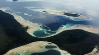 Biasanya warga memanfaatkan fenomena ini untuk mencari ikan. 