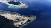 Bibir pantai meluas akibat fenomena surutnya air laut di Maluku, Jumat (29/10/2021).