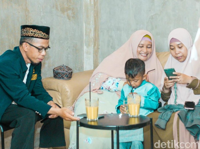 Foto Aisyah(kiri), Rahmatullah (peci hitam) dan Sahruni (kanan). Foto Aisyah(kiri), Rahmatullah (peci hitam) dan Sahruni (kanan).