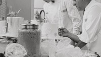 Pada salah satu acara masak, Gigi Hadid pernah ditantang untuk ikut menghias kue. Ternyata tangannya cukup piawai dan berhasil menghasilkan kue yang cantik rupanya. Foto: Instagram/gigihadid