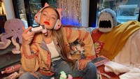 Gigi Hadid yang kerap berlenggak lenggok di atas catwalk dan terpampang wajahnya di sampul majalah ternyata seorang foodies. Ngemil menjadi kesenangan Gigi Hadid saat mengisi waktu luangnya. Foto: Instagram/gigihadid
