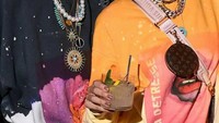 Pada sebuah acara pertemuan Gigi Hadidi juga terlihat selalu cantik. Mengenakan pakaian berwarna oranye senyumnya tampak lebar sambil memegang segelas cocktail yang dilengkapi dengan lemon di atasnya. Foto: Instagram/gigihadid
