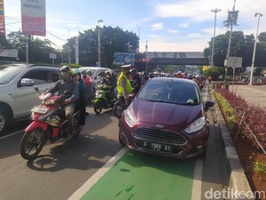 Lalin Padat-Klakson Bersahutan Saat Polisi Tilang Mobil di Gage Fatmawati