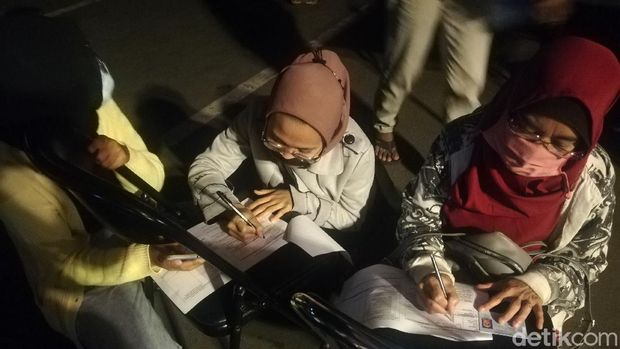 Geliat Warga Sumedang Sambangi Gebyar Vaksinasi Malam Hari Geliat Warga Sumedang Sambangi Gebyar Vaksinasi Malam Hari