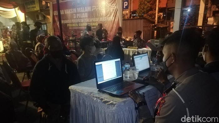 Geliat Warga Sumedang Sambangi Gebyar Vaksinasi Malam Hari