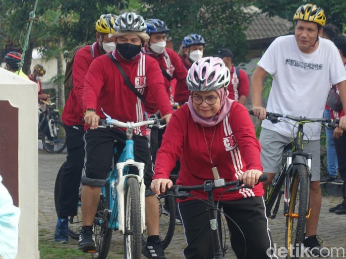 Gowes pimpinan KPK usai raker di hotel Yogya