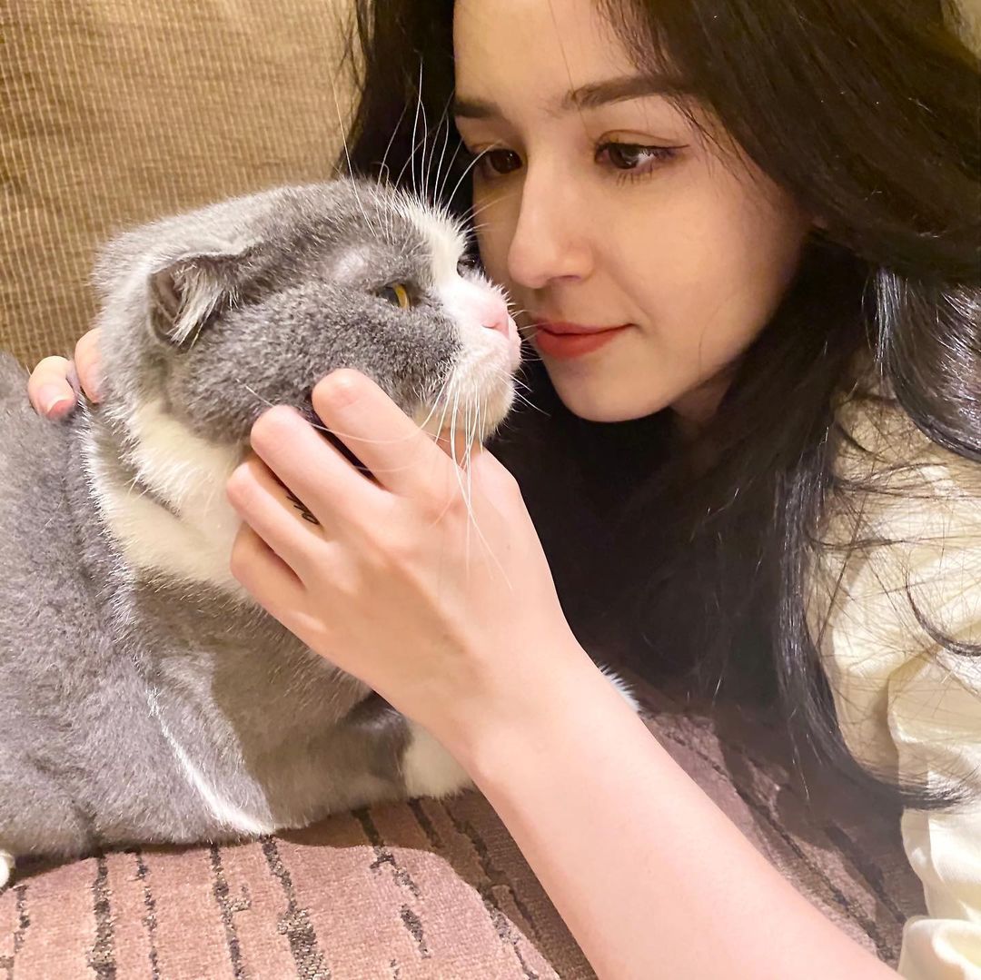 Hanikezi saat bermain dengan kucing yang disebutnya anak.