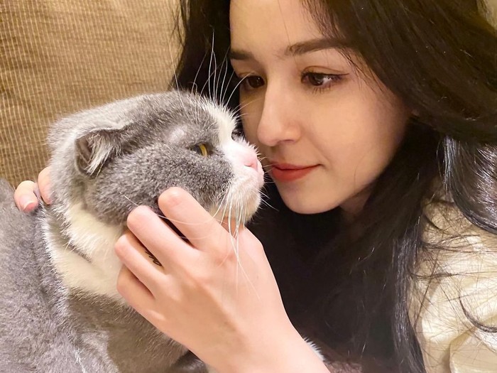 Hanikezi saat bermain dengan kucing yang disebutnya anak.
