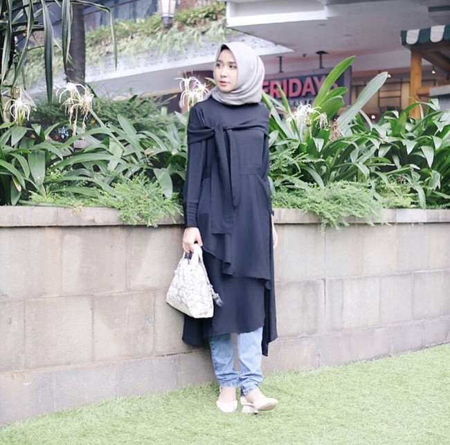 Video TikToknya yang viral, ia pun mengaku sebelumnya memang sudah kerap disebut mirip dengan Laudya Cynthia Bella. Bahkan kemiripannya dengan Bella sudah disebut orang sejak dia SMP. Iya banyak yang bilang mirip. Awalnya dari aku SMP masih belum pakai hijab. Dan teteh Bella juga belum berhijab banyak yang bilang aku mirip, kata Hanny di program Kopi Viral.Foto: Dok. Instagram @hanysabrina.