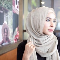 Berawal dari menjawab pertanyaan dari salah satu warganet, yang mengira jika hijabers tersebut adalah Laudya Cynthia Bella. Hijabers yang memakai hijab syari itu pun langsung membalas sambil tersipu malu. Aku pikir tadi Laudya Cynthia Bella, tanya salah satu netizen. Alhamdulillah Masya Allah ketika kita ikhlas, menjalani semuanya Insya Allah Alhamdulillah, balas akun TikTok @cessa.official. Foto: Dok. Instagram @hanysabrina.