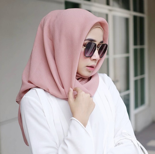 Pernah pada suatu hari saat ia sedang berbelanja di Thamrin City, tiba-tiba ada yang mengikutinya dari belakang.Mba Bella, mba Bella.. minta foto dong gitu. Nah mau menyangkal nggak enak soalnya dia lagi hamil dan kepengen perutnya aku usap hahaa, tuturnya. Foto: Dok. Instagram @hanysabrina.