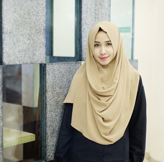 Hijabers yang disebut mirip Laudya Cynthia Bella tersebut bernama Hanny Sabrina. Ia seorang pebisnis dan sering menjadi model untuk beberapa brand muslim Tanah Air. Foto: Dok. Instagram @hanysabrina.
