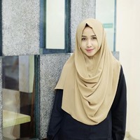 Hijabers yang disebut mirip Laudya Cynthia Bella tersebut bernama Hanny Sabrina. Ia seorang pebisnis dan sering menjadi model untuk beberapa brand muslim Tanah Air. Foto: Dok. Instagram @hanysabrina.