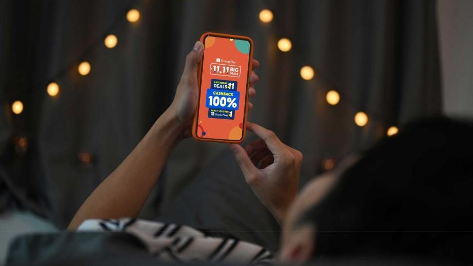 Ilustrasi main gadget malam hari.