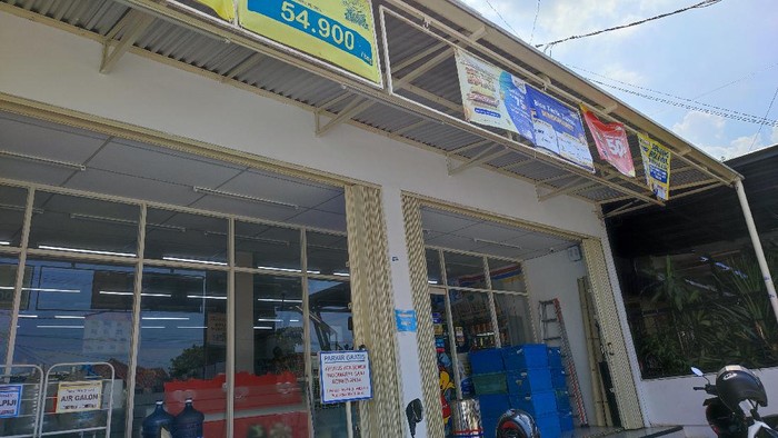 Indomaret Bekasi turunkan spanduk Ditagih Parkir Lapor Polisi (Foto: Nahda/detikcom)