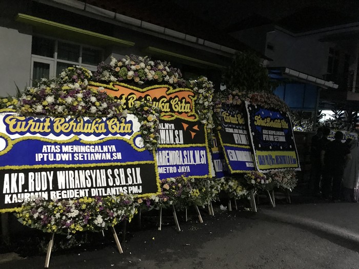 Karangan bunga ucapan dukacita atas meninggalnya Iptu Dwi Setiawan berjejer di rumah duka, Kali Sari, Jakarta Timur, Kamis (28/10/2021).