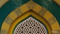Terdapat ukiran bunga dan tumbuhan pada dinding mesjid