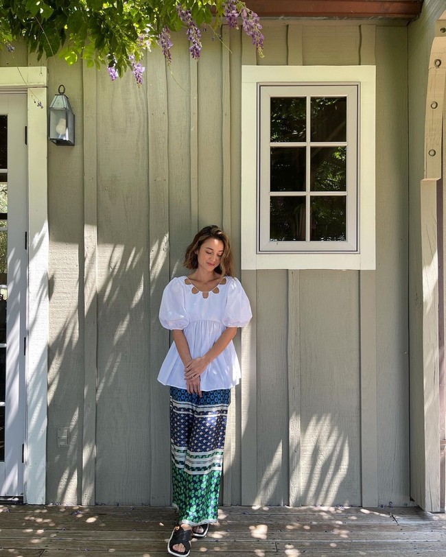 Lebih identik dengan rambut panjang berwarna cokelat tua, Julie kini memilih potongan yang lebih pendek dan berwarna pirang. Foto: Instagram @julstelle