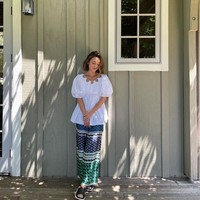 Lebih identik dengan rambut panjang berwarna cokelat tua, Julie kini memilih potongan yang lebih pendek dan berwarna pirang. Foto: Instagram @julstelle