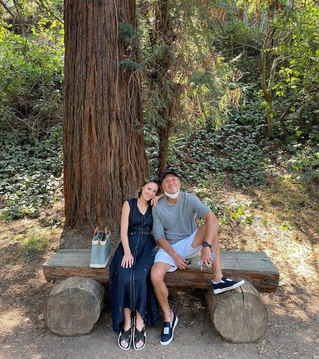 Julie dan suaminya terlihat sering menghabiskan waktu bersama. Seperti ini gaya mereka ketika menikmati suasana hutan. Foto: Instagram @julstelle